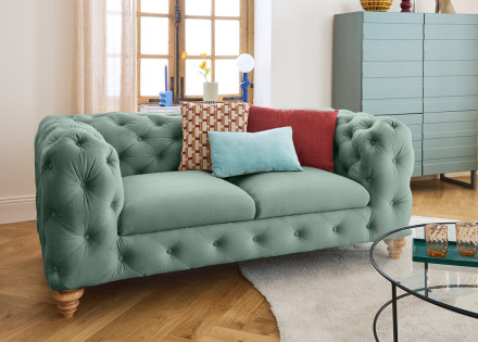 Canapé 2 places chesterfield en velours pieds bois Walter