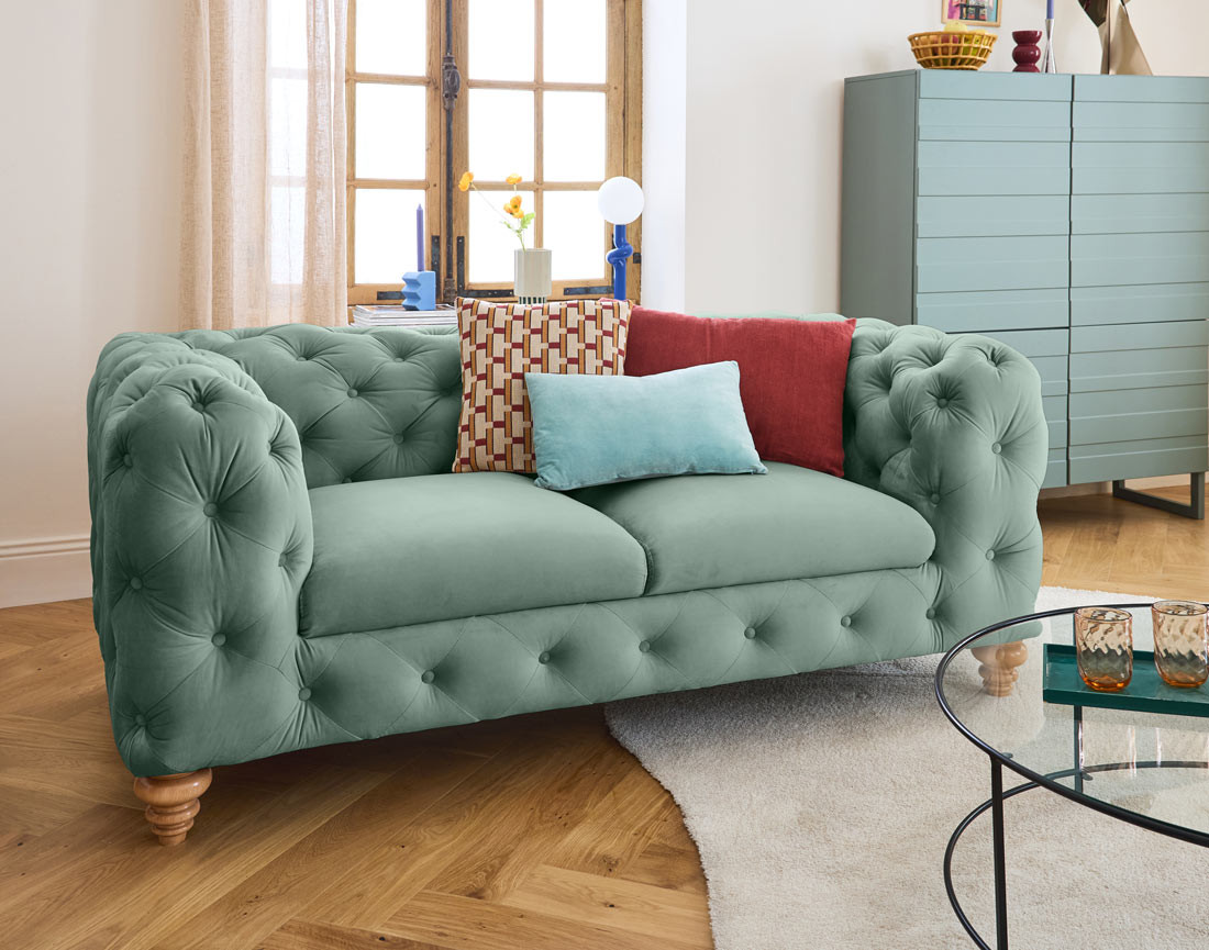 Canapé 2 places chesterfield en velours pieds bois Walter