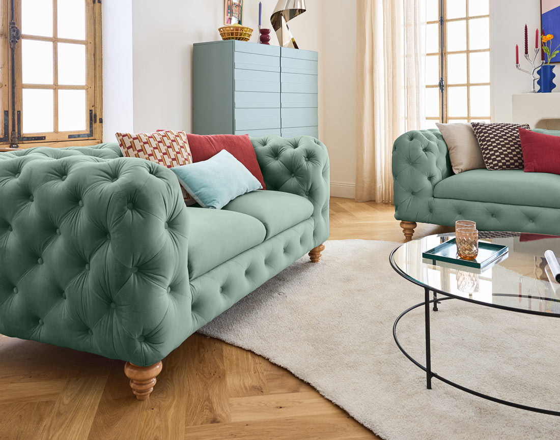 Canapé 2 places chesterfield en velours pieds bois Walter