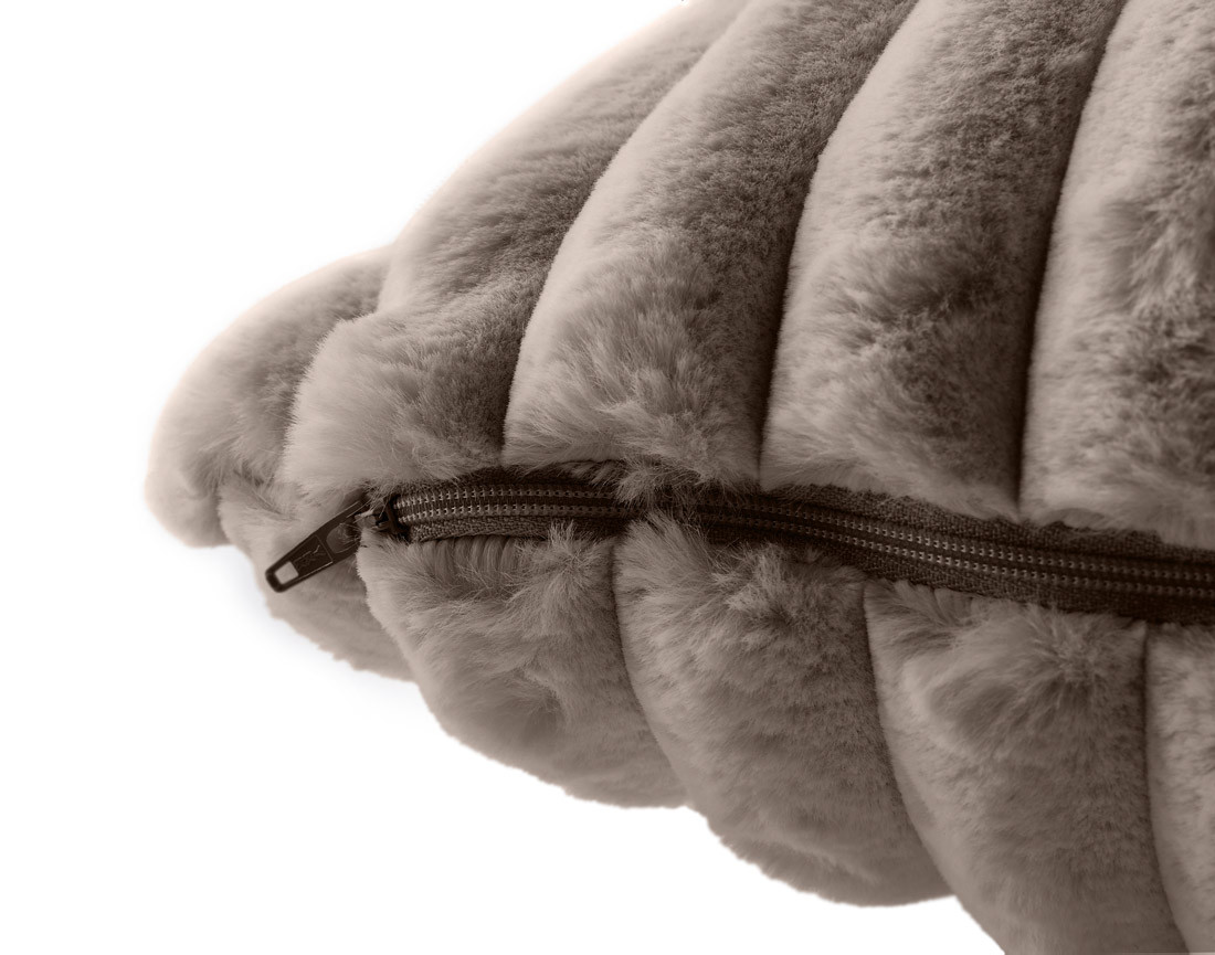 Coussin en fausse fourrure côtelé 50x50 cm Sierra