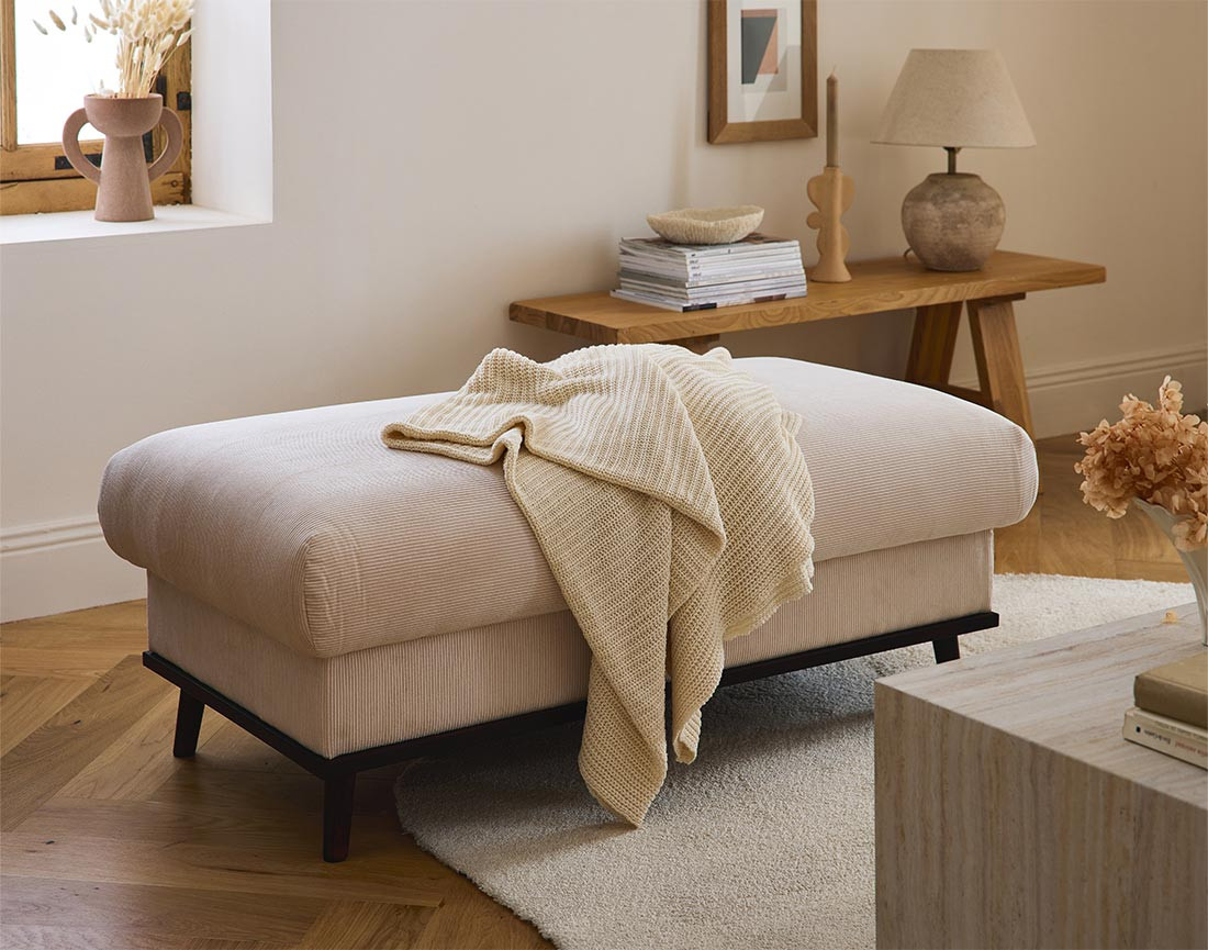 Pouf en velours côtelé pieds bois foncé - Albane