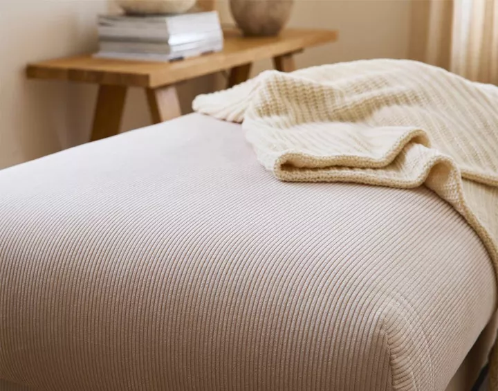 Pouf en velours côtelé pieds bois foncé - Albane