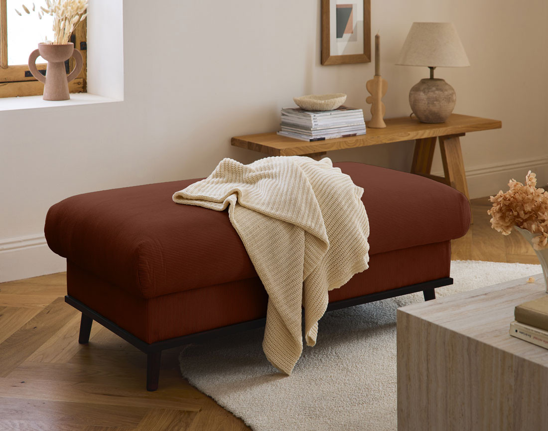 Pouf en velours côtelé pieds bois foncé - Albane