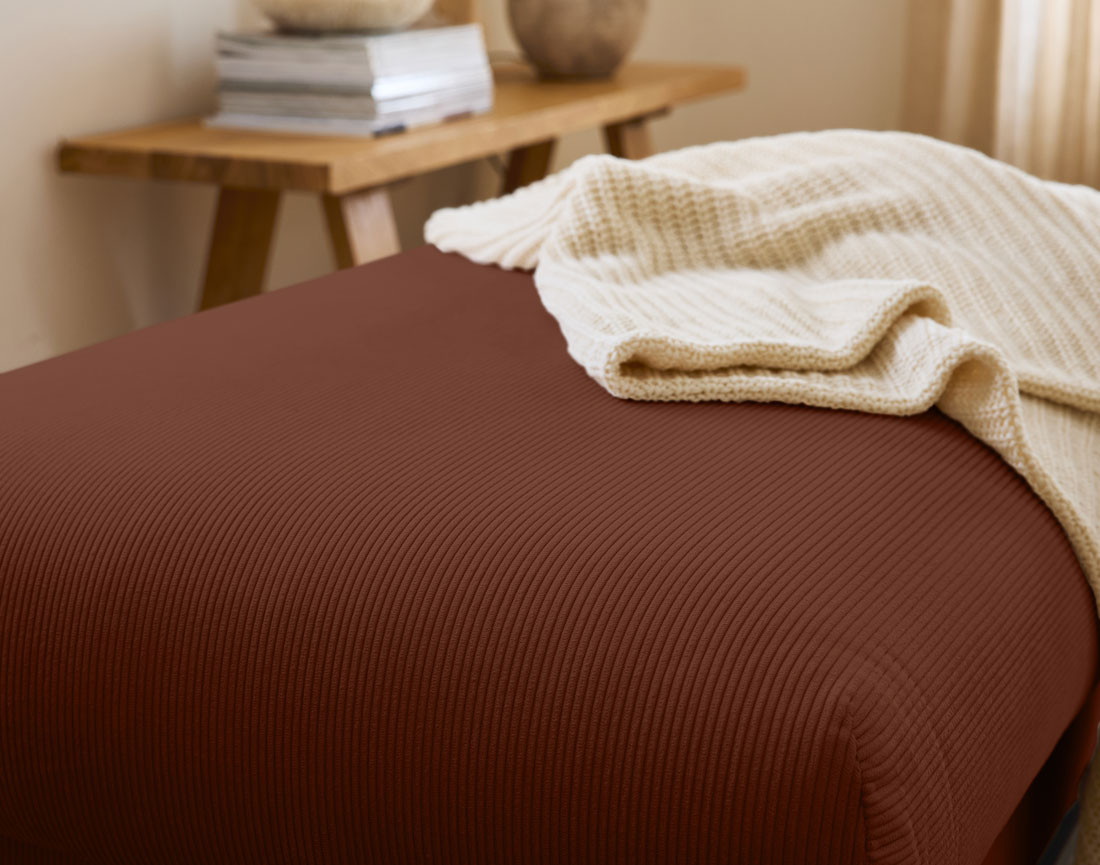 Pouf en velours côtelé pieds bois foncé - Albane