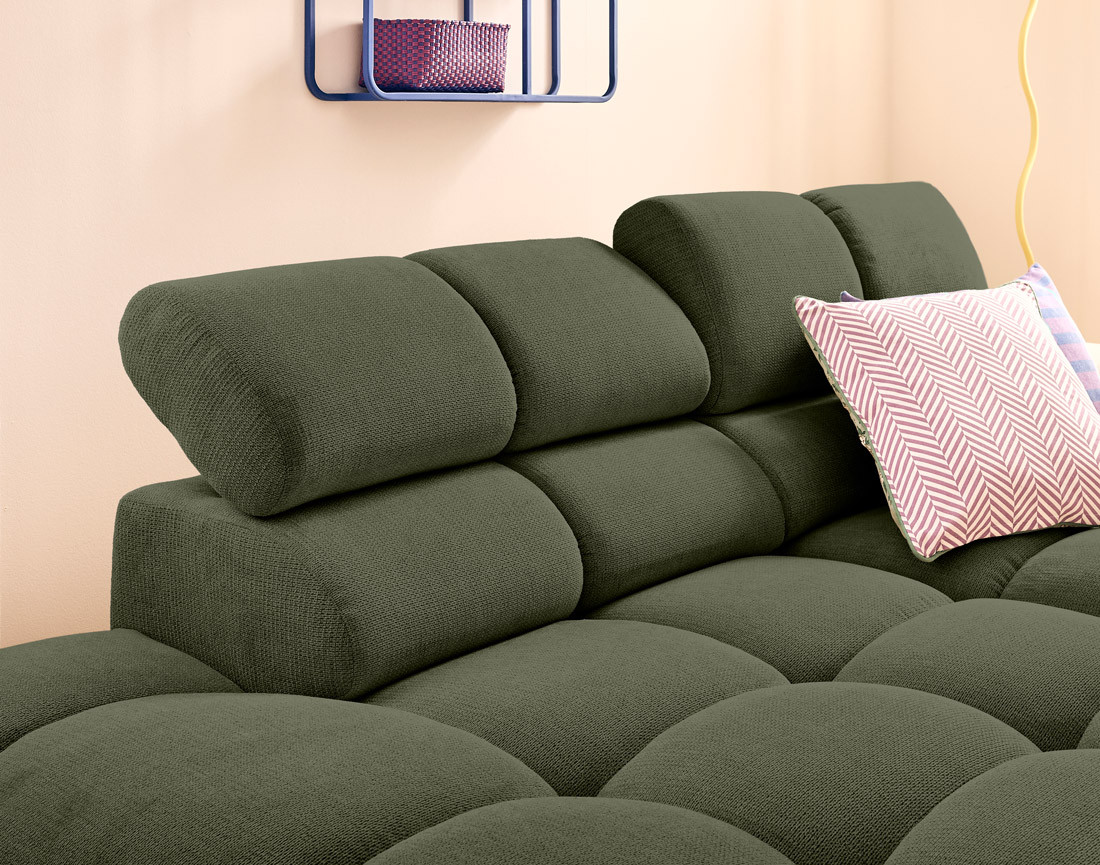 Canapé d'angle gauche 4 places avec têtières réglables en tissu texturé Matera