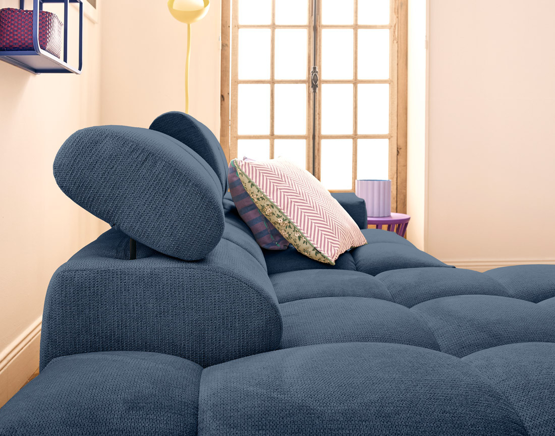 Canapé d'angle gauche 4 places avec têtières réglables en tissu texturé Matera