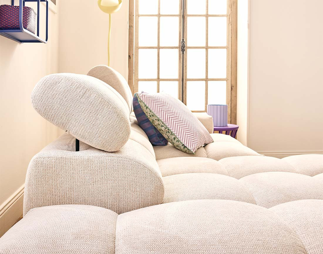 Canapé d'angle gauche 4 places avec têtières réglables en tissu texturé Matera