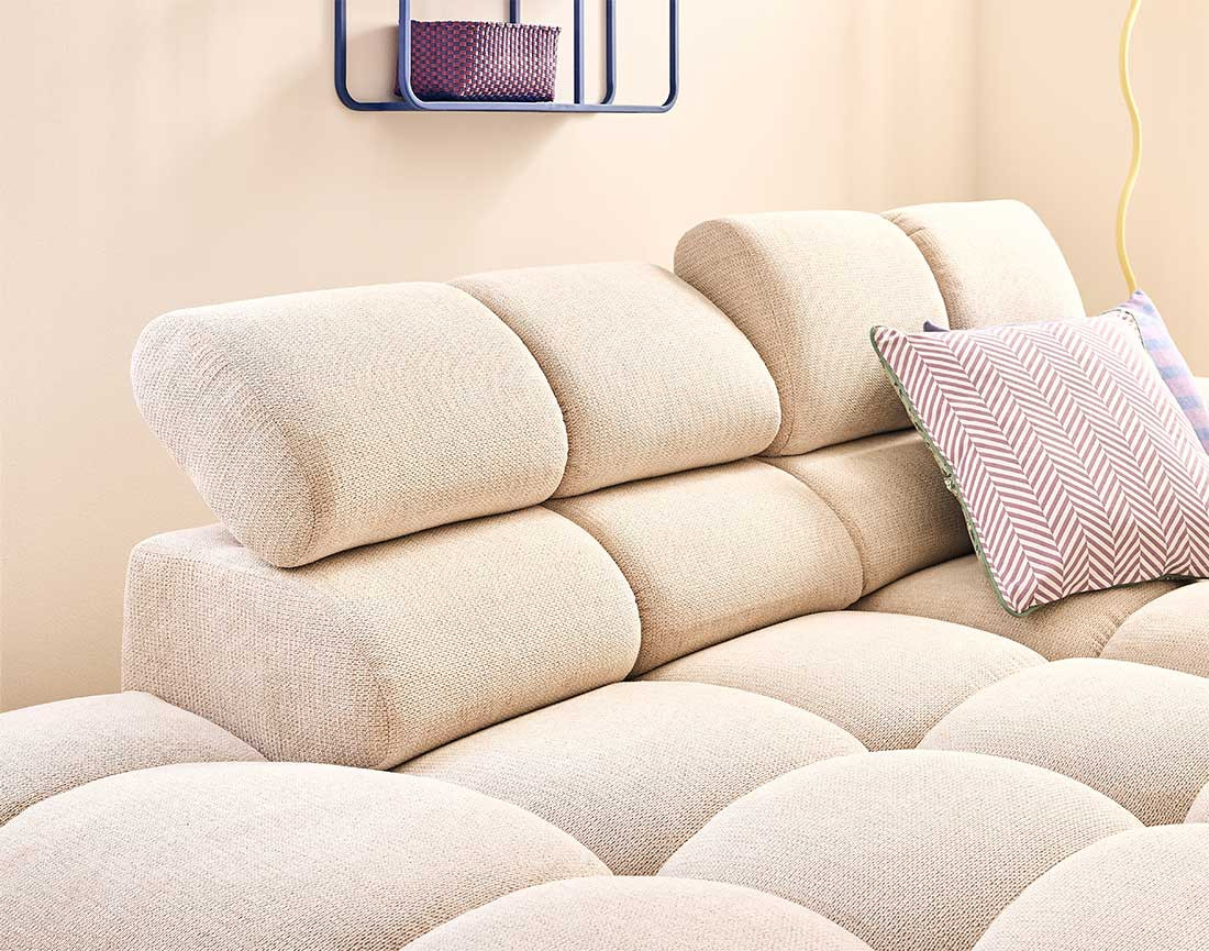 Canapé d'angle gauche 4 places avec têtières réglables en tissu texturé Matera