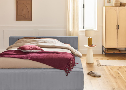 Lit coffre 140x190 cm sommier inclus en velours côtelé Stella