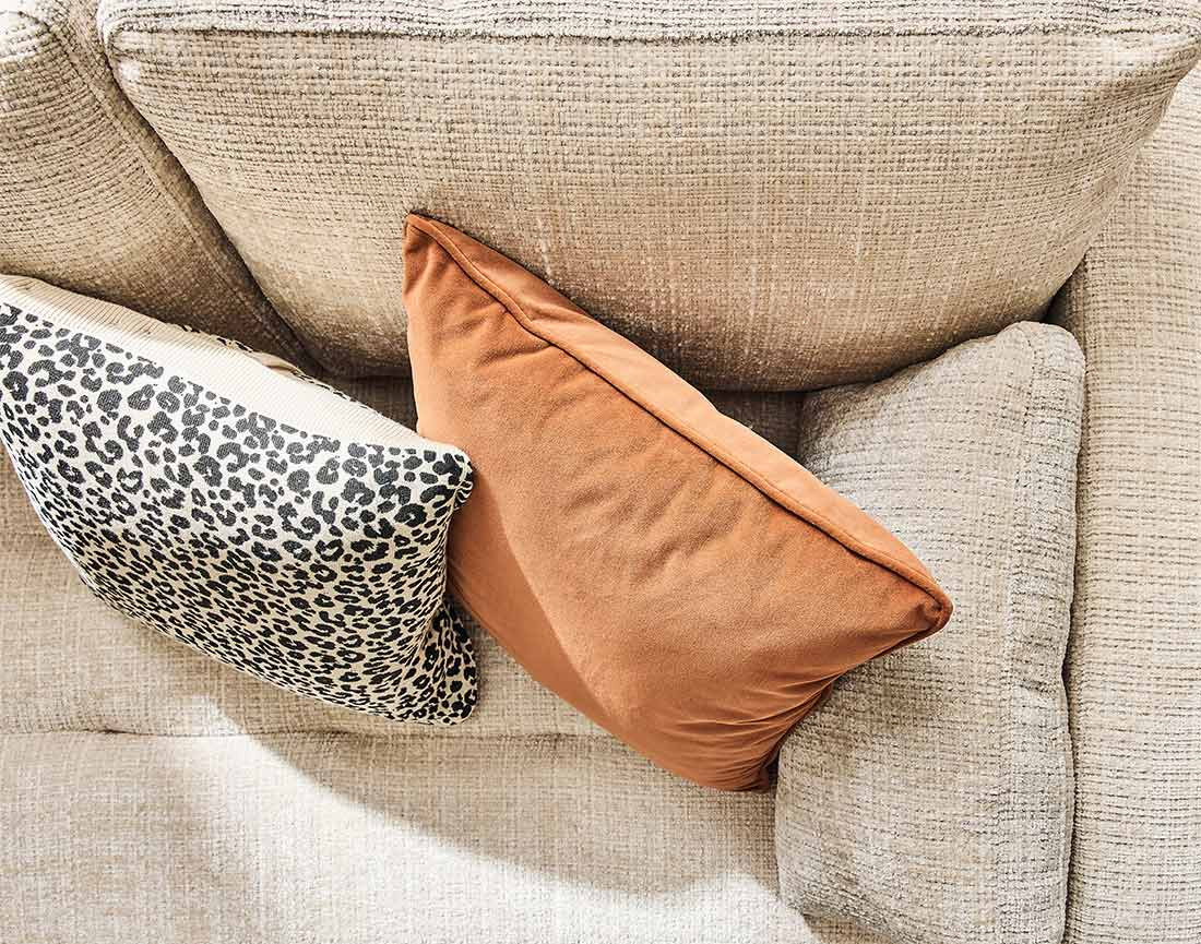 Canapé droit 3 places convertible avec poche en velours texturé Anna Canapé droit 3 places convertible avec poche en velours texturé Anna