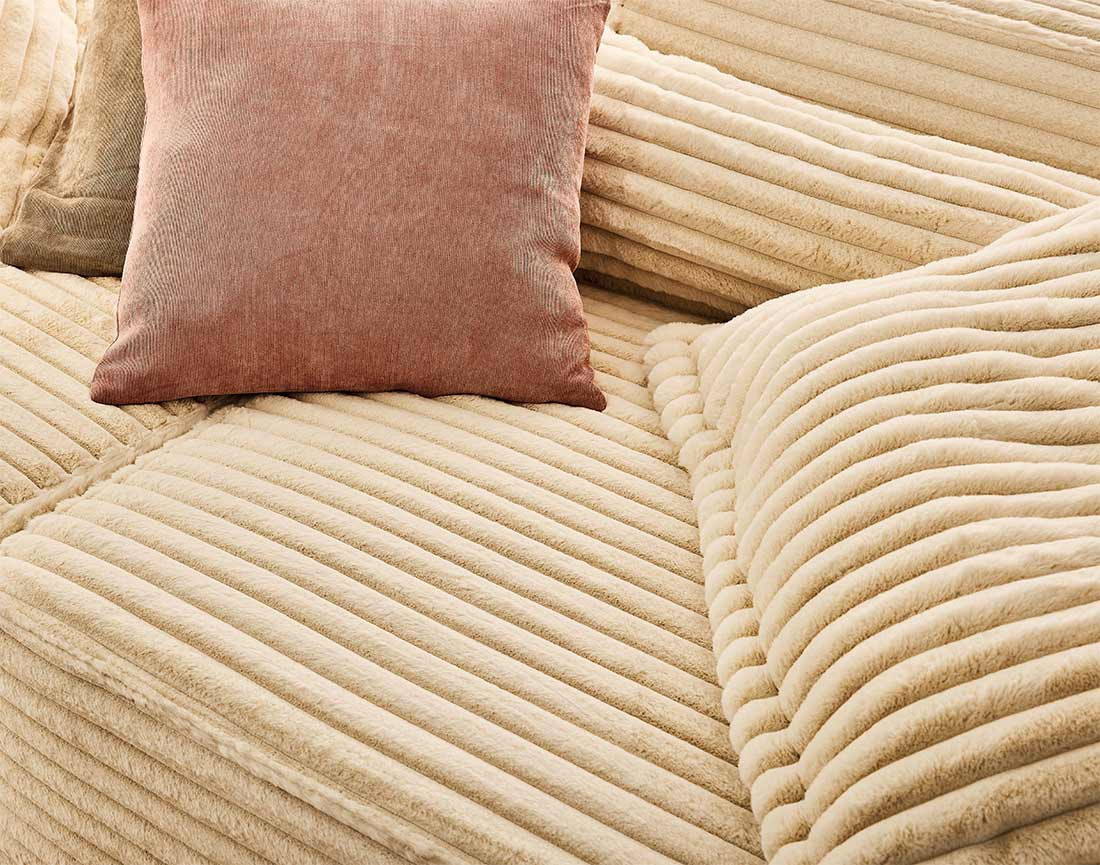 Canapé droit 3 places avec double méridienne en fausse fourrure côtelée Richie