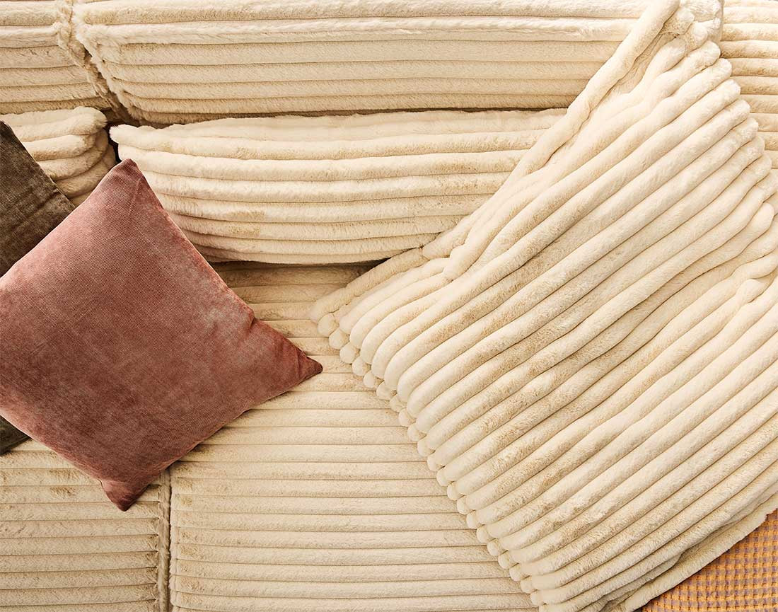 Canapé droit 3 places avec double méridienne en fausse fourrure côtelée Richie