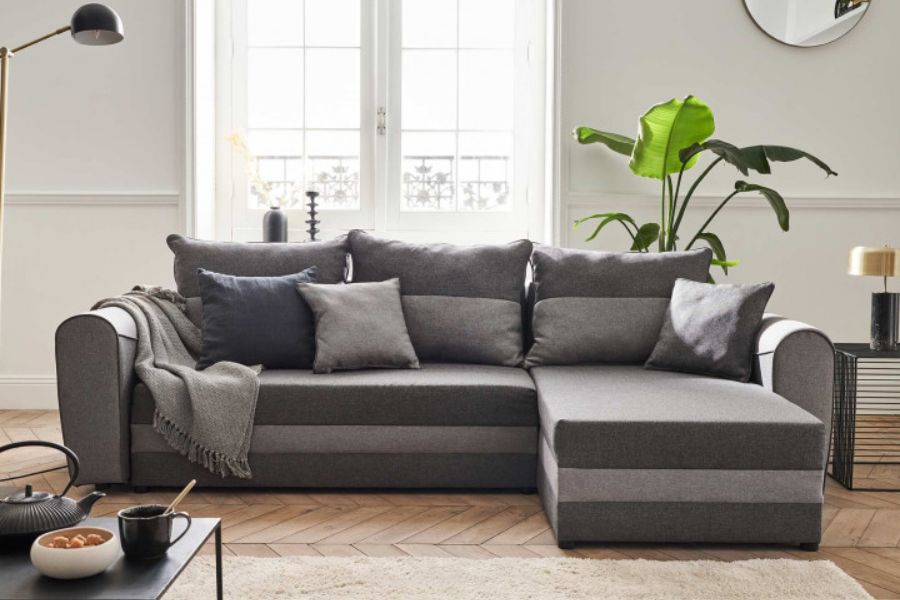 Dépoussiérer un canapé en tissu avant son nettoyage