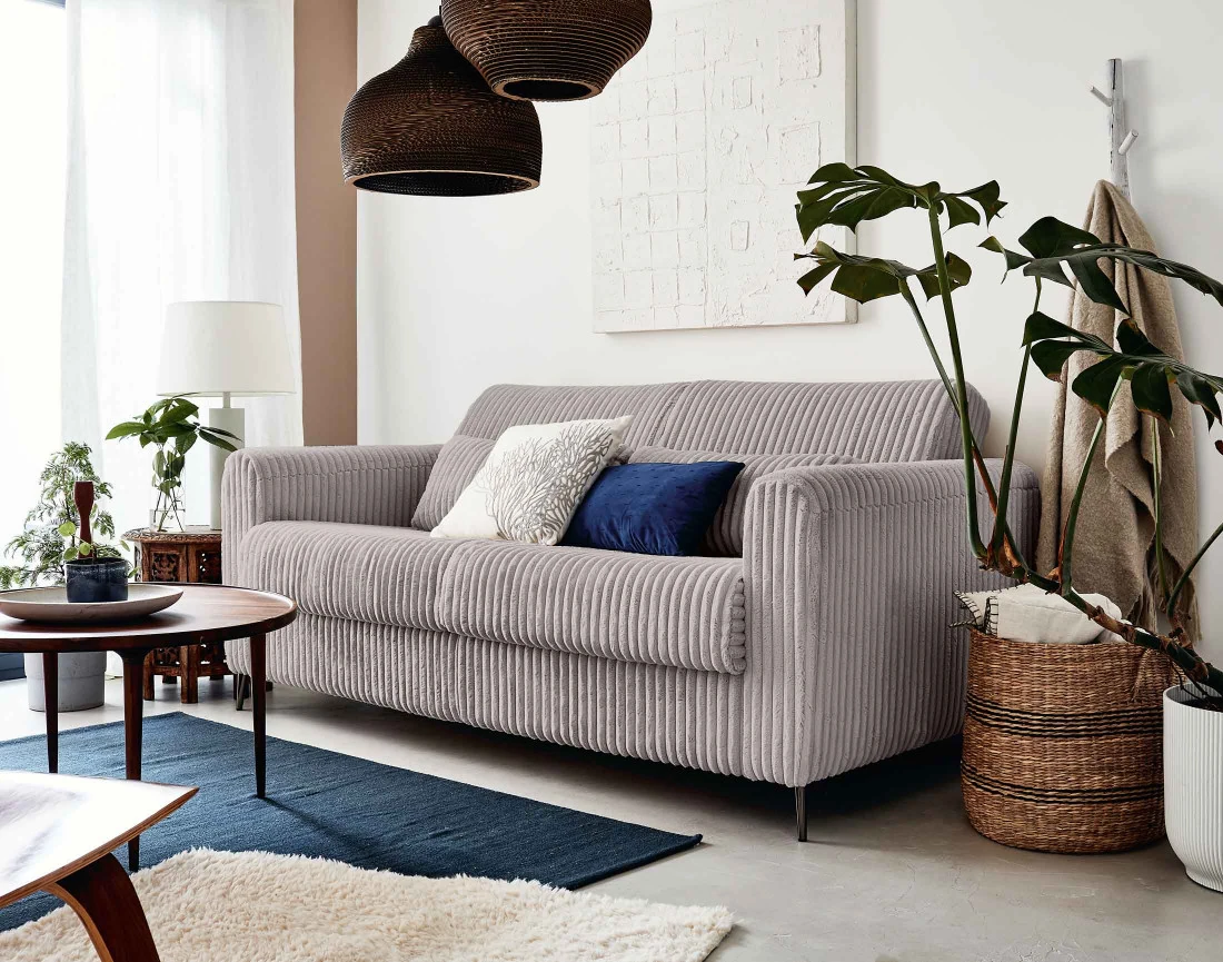 canape-gris-clair-coussins-gris-bleu.webp