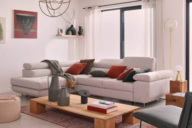 Comment décorer ses murs derrière un canapé beige ?